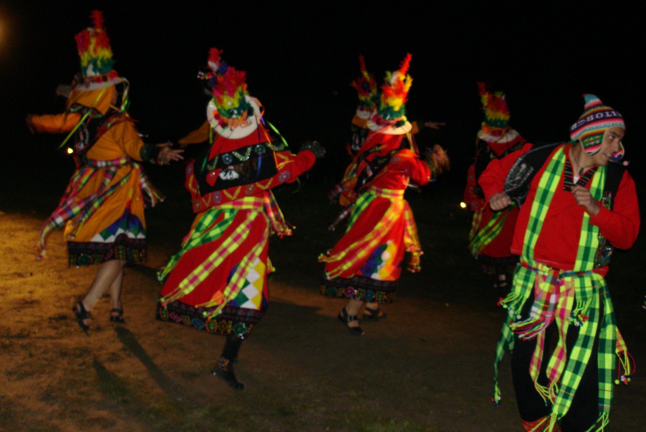 Dansare i traditionella Bolivianska dräkter